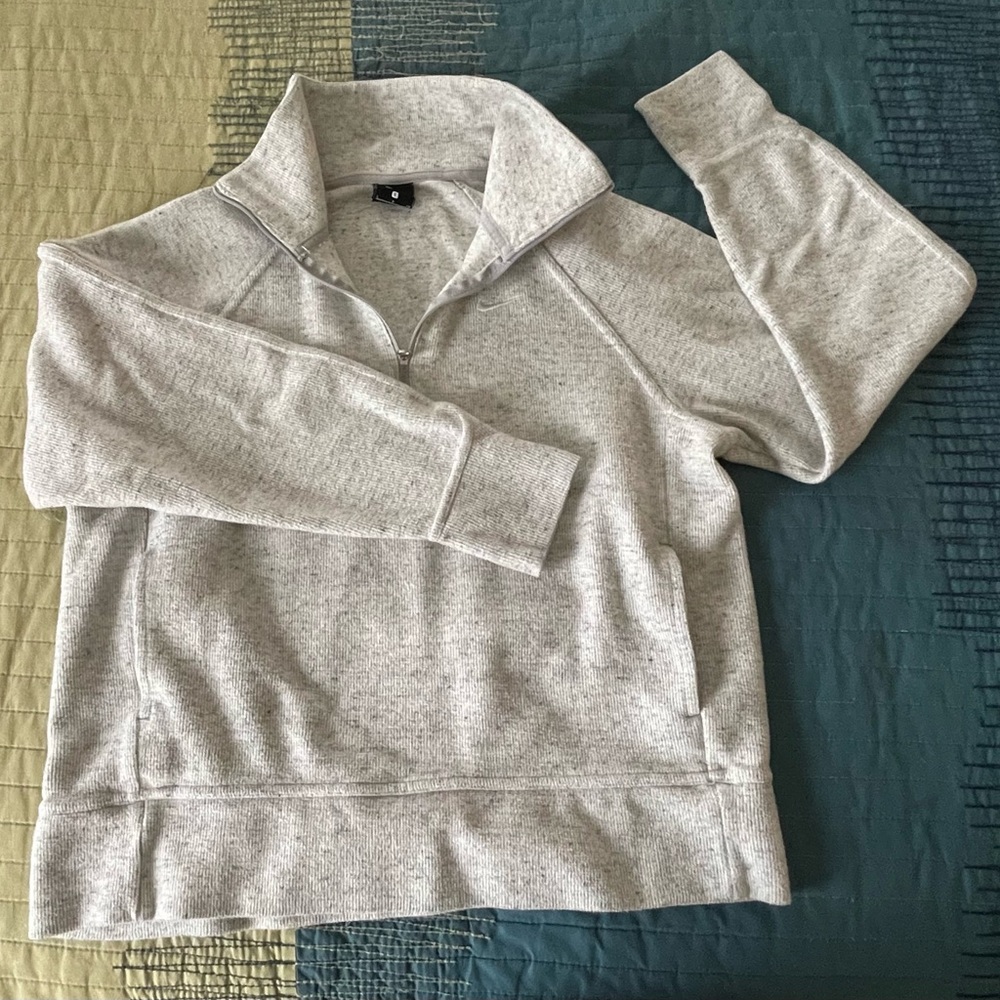 Super cute and functional grey 🩶 Nike sweater - Picture 5 of 6